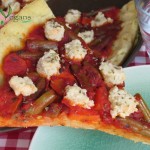 Πίτσα με φασολάκια κοκκινιστά και βίγκαν φέτα